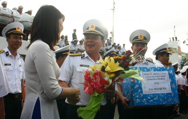 Tiễn các đoàn lên đường đi thăm huyện đảo Trường Sa, tỉnh Khánh Hòa tại Quân cảng Cam Ranh (Ảnh. LÝ KHÁNH VINH)