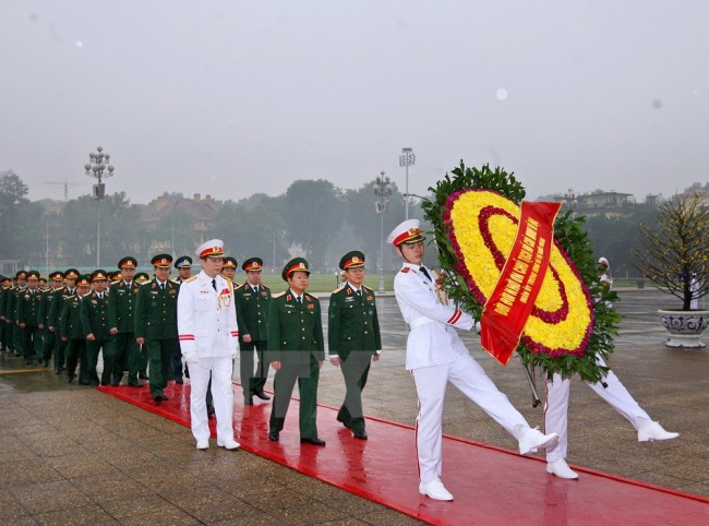 Đoàn đại biểu Quân ủy Trung ương, Bộ Quốc phòng viếng Chủ tịch Hồ Chí Minh. (Ảnh: Thống Nhất/TTXVN)