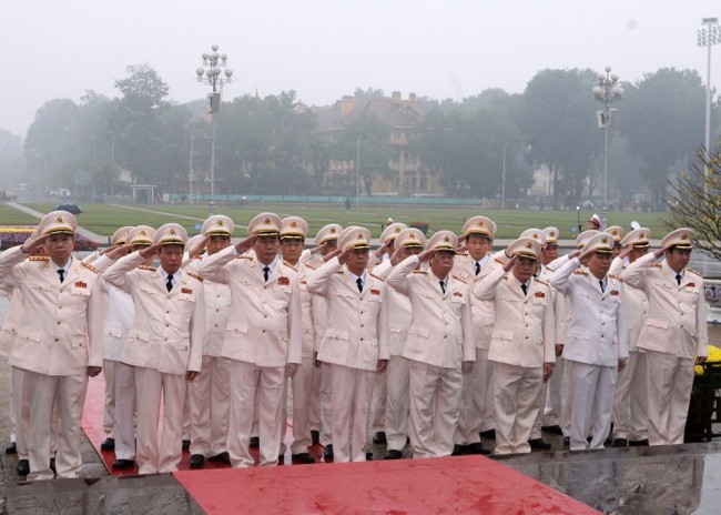 Đoàn đại biểu Đảng ủy Công an Trung ương, Bộ Công an đặt vòng hoa, viếng Chủ tịch Hồ Chí Minh. (Ảnh: Doãn Tấn/TTXVN)