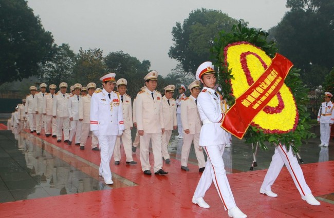 Đoàn đại biểu Đảng ủy Công an Trung ương, Bộ Công an đặt vòng hoa, viếng tại Đài Tưởng niệm các Anh hùng, liệt sỹ. (Ảnh: Doãn Tấn/TTXVN)