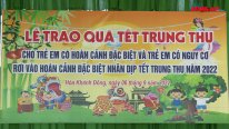 Chủ tịch UBND tỉnh Long An - Nguyễn Văn Út trao quà trung thu cho trẻ em