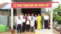 Trao nhà Đại đoàn kết cho hộ có hoàn cảnh khó khăn về nhà ở