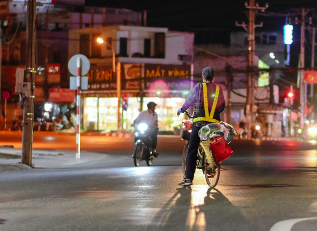 Mẹ chồng của chị Hoàng Tuyết hiện vẫn còn gắn bó với nghề cùng con dâu mỗi đêm làm đẹp phố phường. Cũng bởi làm chung công việc nên 2 mẹ con chị Tuyết dễ dàng đồng cảm và tìm được những điểm chung, chia sẻ những khó khăn trong công việc cũng như cuộc sống