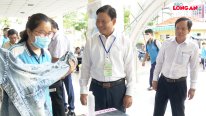 Phó Chủ tịch UBND tỉnh - Phạm Tấn Hòa kiểm tra các điểm thi trên địa bàn TP. Tân An