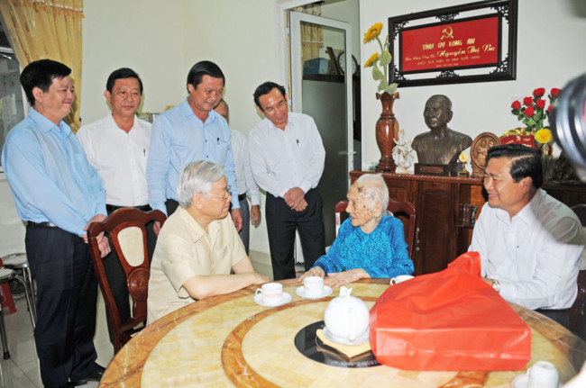 Trong chuyến công tác tại tỉnh Long An, Tổng Bí thư Nguyễn Phú Trọng dành thời gian đến thăm, tặng quà cho Mẹ Việt Nam Anh hùng, Anh hùng Lực lượng vũ trang nhân dân Nguyễn Thị Ba (huyện Thủ Thừa)