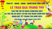 Phó Bí thư Thường trực Tỉnh ủy trao quà trung thu cho trẻ em tại huyện Cần Giuộc