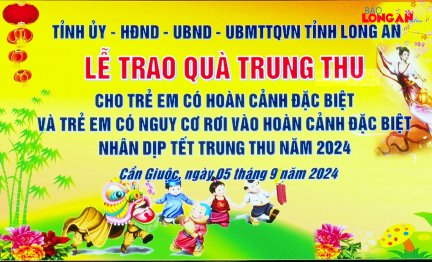 Phó Bí thư Thường trực Tỉnh ủy trao quà trung thu cho trẻ em tại huyện Cần Giuộc