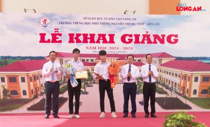 Nguyên Chủ tịch nước – Trương Tấn Sang dự khai giảng năm học mới Trường THPT Nguyễn Trung Trực - Bến Lức