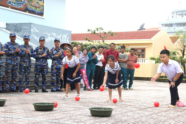 Khi trên đảo có phong trào gì đều gọi các em cùng tham gia, đôi khi đóng vai trò chính. Các em thật sự là "báu vật" của quân và dân trên đảo