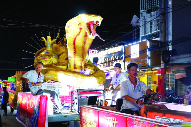 Diễu hành  xe hoa, linh vật trong Lễ hội Làm Chay