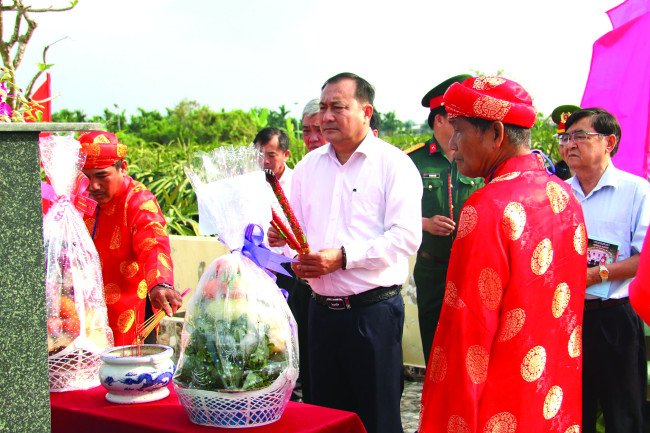 Lễ hội Làm Chay được tổ chức nhằm tri ân các anh hùng dân tộc, những nghĩa sĩ yêu nước (Trong ảnh: Phó Bí thư Thường trực Huyện ủy, Chủ tịch HĐND huyện Châu Thành - Nguyễn Văn Khải viếng mộ nhà yêu nước Đỗ Tường Phong)