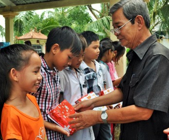 Long An: Gia tộc Phạm Rạch Rích phát quà khuyến học, khuyến tài