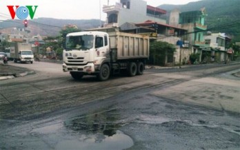 Có "Kim bài" miễn phạt, xe quá tải ung dung chạy qua Quốc lộ 18