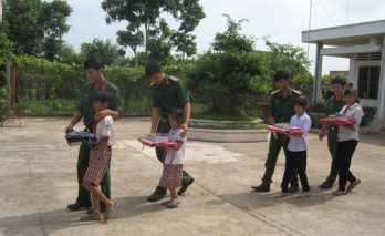 Người lính và học trò nghèo nơi biên giới