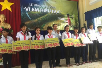 Viettel chi nhánh Long An: Trao học bổng “Vì em hiếu học”