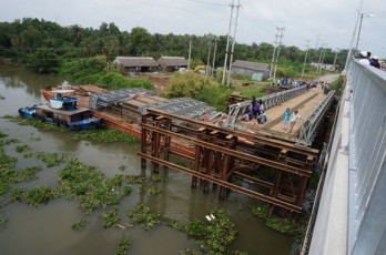 Long An: Đi vào cầu đang tháo dỡ, một cô gái rớt sông mất tích