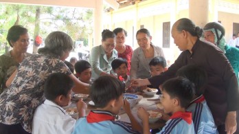 Khai trương “bếp ăn khuyến học”