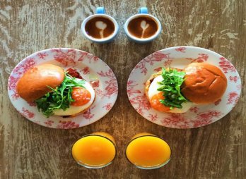 Bữa sáng đối xứng cùng bánh mì và trứng