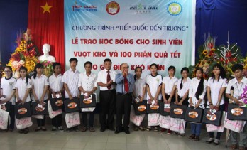 Trung ương Hội Khuyến học Việt Nam trao 15 suất học bổng cho sinh viên nghèo