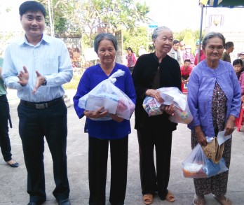 Chi đoàn Báo Long An tặng quà cho hộ nghèo