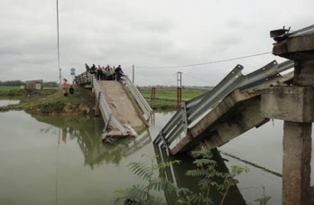 Sà lan đâm gãy đôi cầu rồi chìm nghỉm