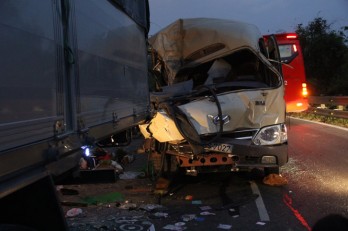 Xe khách đổ đèo Bảo Lộc tông xe tải, cụ bà 70 tuổi tử vong