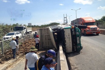 Xe ben lật nhào, “cắm” đầu vào dải phân cách