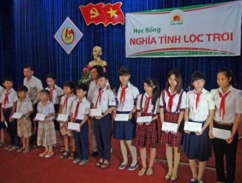 Tân Hưng: Trao học bổng “Nghĩa tình Lộc Trời”