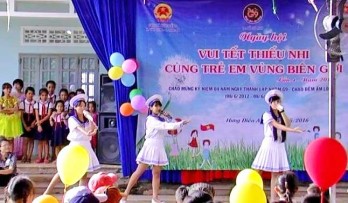 Vui tết thiếu nhi cùng trẻ em vùng biên giới