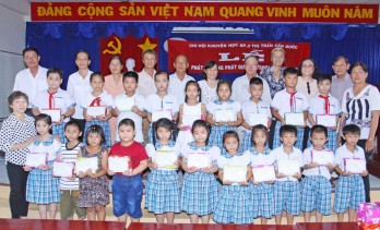 Tuyên dương, tặng quà trên 1.300 lượt học sinh giỏi