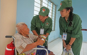 Học viên khóa học kỳ trong quân đội thăm Trung tâm bảo trợ xã hội tỉnh