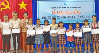 Trao học bổng cho trẻ em gái nghèo vượt khó