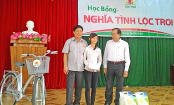 Tập đoàn Lộc Trời tặng 153 suất học bổng cho học sinh nghèo huyện Tân Thạnh