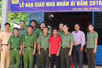 Đoàn Thanh niên Công an tỉnh Long An bàn giao 2 căn nhà nhân ái