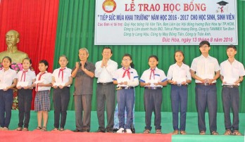 Nguyên Chủ tịch nước Trương Tấn Sang trao học bổng tại Đức Hòa