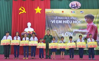 Vĩnh Hưng trao 50 suất học bổng “Vì em hiếu học năm 2016”