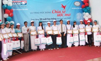 Kienlongbank Cần Giuộc trao học bổng “Chia sẻ ước mơ”