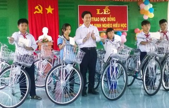 Tiếp sức học sinh đến trường