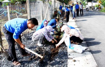 Đoàn Thanh niên thị trấn Cần Đước trồng cây xanh, cải tạo cảnh quan môi trường