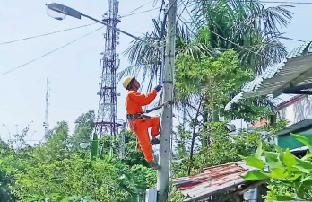 Xung kích, tình nguyện với công trình “Đèn chiếu sáng an ninh”