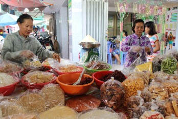 Bàn tay mẹ - Giữ ấm bếp xuân