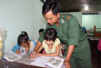 Những thầy giáo mang quân hàm xanh