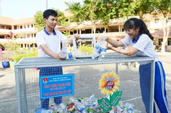 Nhặt rác, gom ve chai mua áo cho bạn nghèo