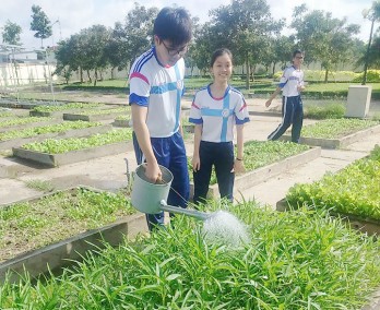 Học chữ gắn với lao động sản xuất