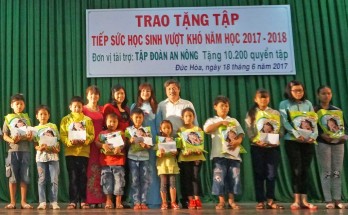 Tập đoàn An Nông tặng 100 suất học bổng và hơn 10.000 quyển tập tiếp sức học sinh vượt khó ở Đức Hòa