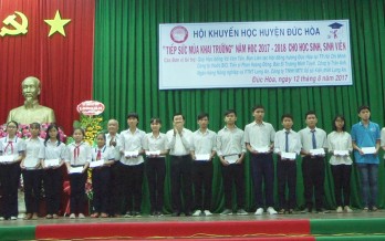 Đức Hòa: Trao 537 suất học bổng tiếp sức mùa khai trường