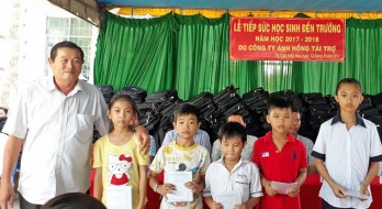 Tiếp sức học sinh đến trường