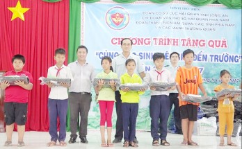 Đoàn Thanh niên Hải quan trao 200 quà cho học sinh nghèo hiếu học