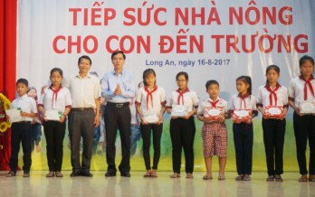 Trao thưởng “Tiếp sức nhà nông cho con đến trường”