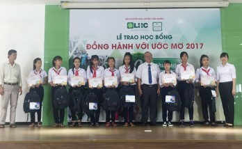 Công ty Cổ phần Long Hậu trao 100 suất học bổng cho học sinh nghèo hiếu học